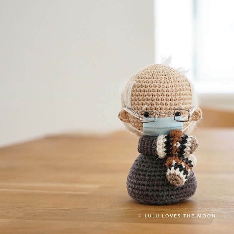 Pocket Bernie. Bernie Sanders crochet doll pattern. Bernies mittens. PDF file. English language. Deutsche Häkelanleitung. image 2