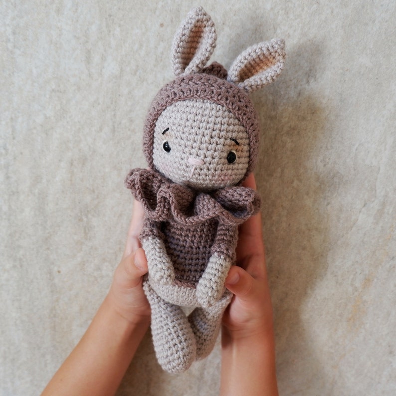 Bébé lapin Peaches. Häkel Anleitung Modèle au crochet patron croché Amigurumi plusieurs langues disponibles. image 2