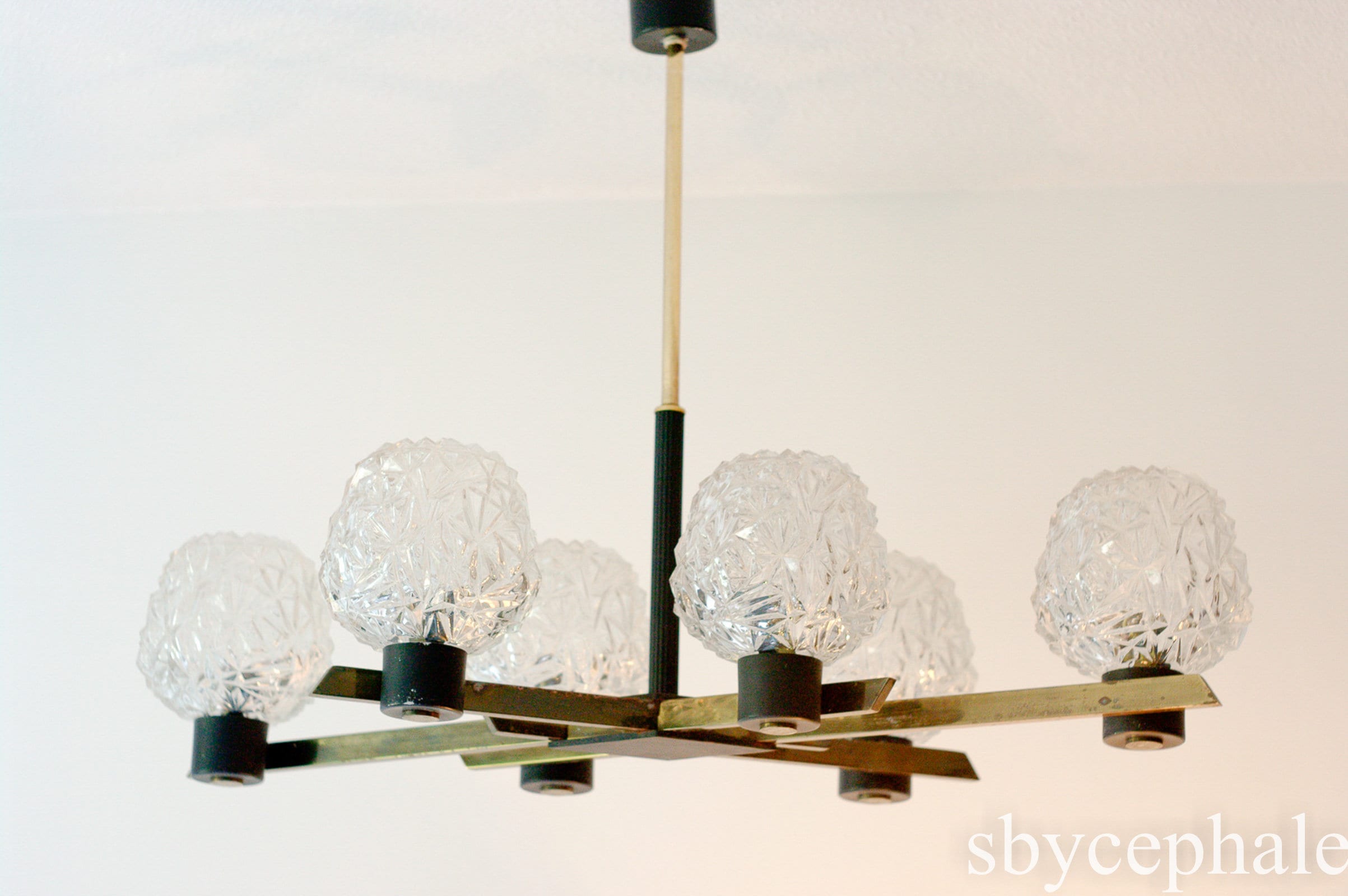 Lustre italien de laiton du milieu du siècle (attribué à Stilnovo) avec 8 Bras Italie Lustre italien de laiton du milieu du siècle (attribué à Stilnovo) avec 8 Bras Italie