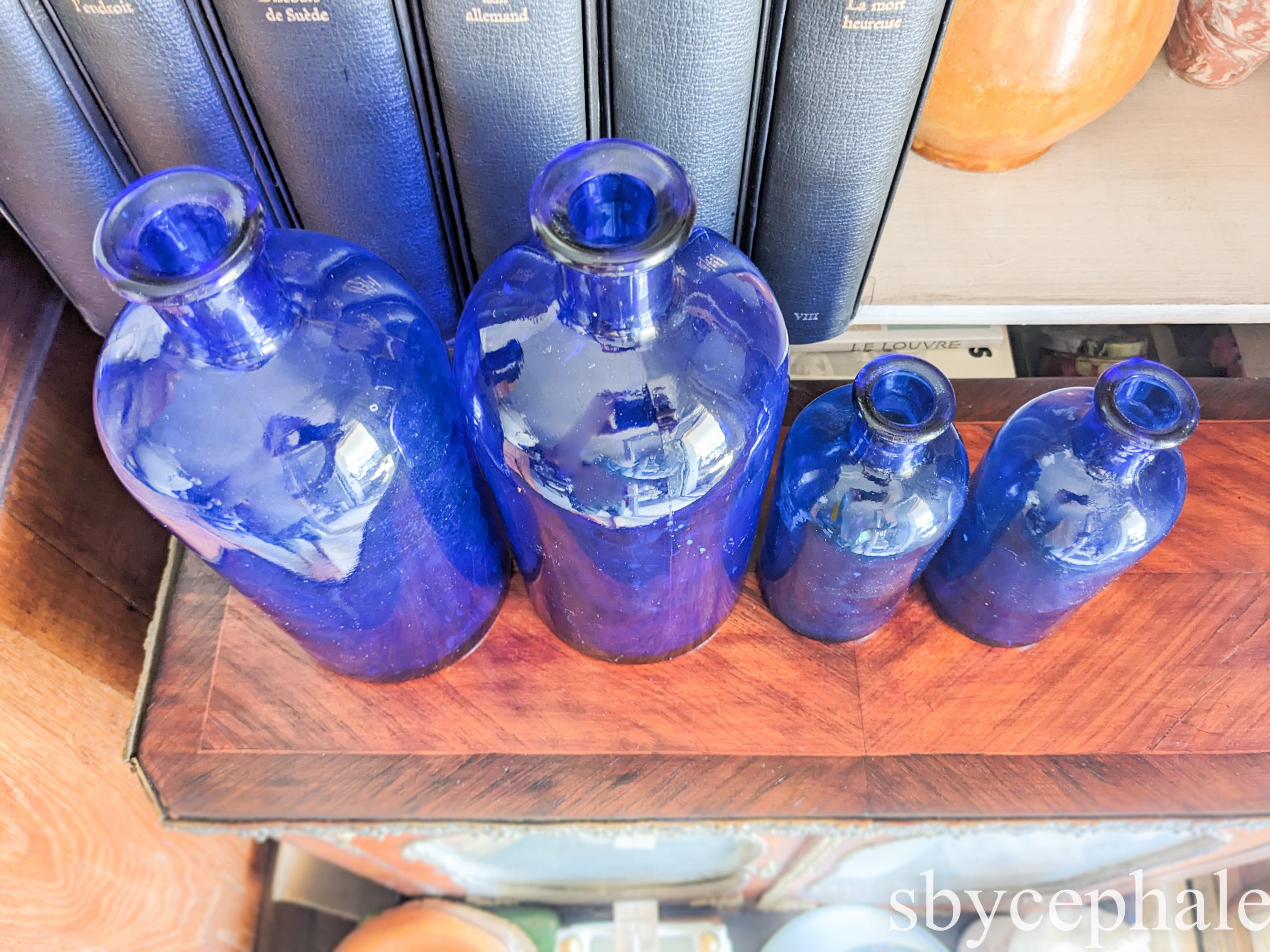 フランス製アンティークの青いガラス製薬瓶、2組セット。アンティーク