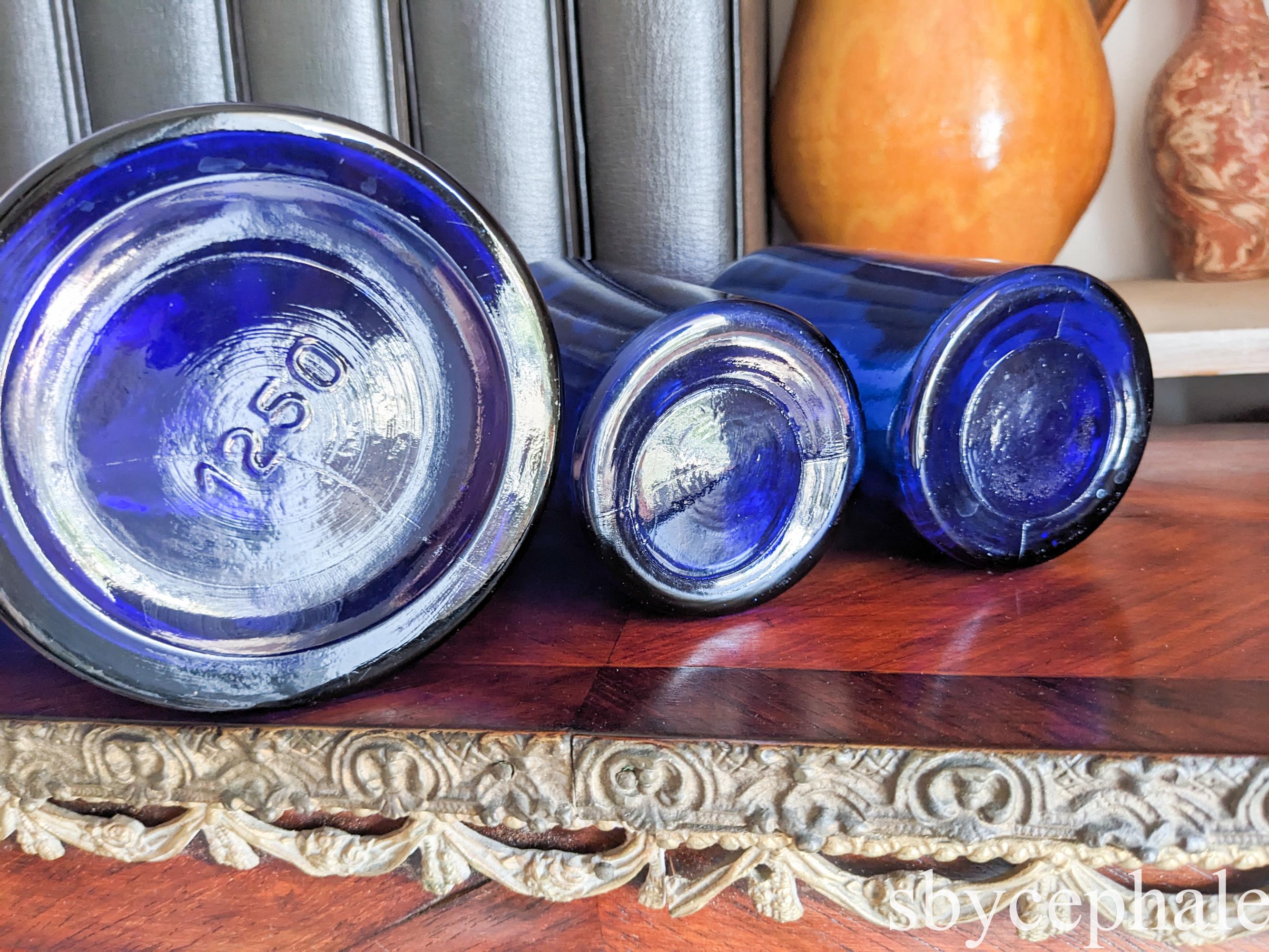 フランス製アンティークの青いガラス製薬瓶、2組セット。アンティーク