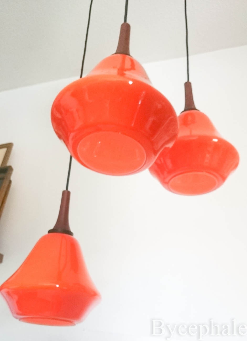 Lustre Scandinave de Cru avec Trois Pendentifs en Verre Orange Lumières Design Teck Des Années 70 et