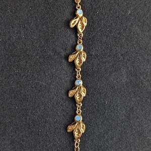 Broche vintage en forme de valise dorée avec émail. Un bon cadeau pour