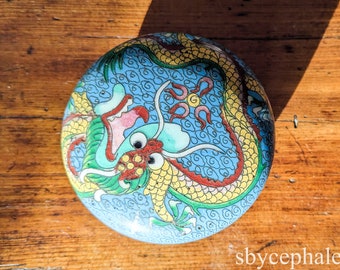 Chinese Cloisonné box representing the dragon chasing the immortality pearl, enameled metal, early 20th century
