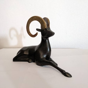 Sculpture vintage de mouflon d&#39;Amérique Art Déco en laiton MCM moderne milieu du 20e siècle