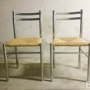 Une paire de chaises vintage françaises à structure chromée et assise en paille époque moderne du milieu du XXe siècle