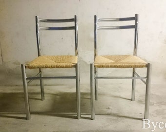 Une paire de chaises vintage françaises à structure chromée et assise en paille époque moderne du milieu du XXe siècle