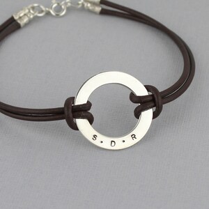 Pulsera de arandela de plata de ley, pulsera de cuero, pulsera de plata personalizada, regalo para papá, regalo para él, iniciales de los niños