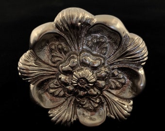 Embrasse florale en laiton massif dans le dos