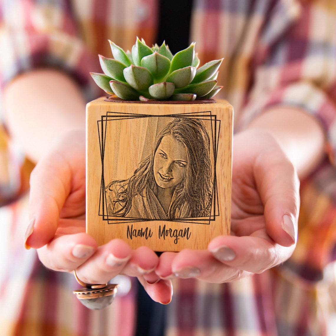 Macetas personalizadas con foto grabada como regalo para ella. imagen 6