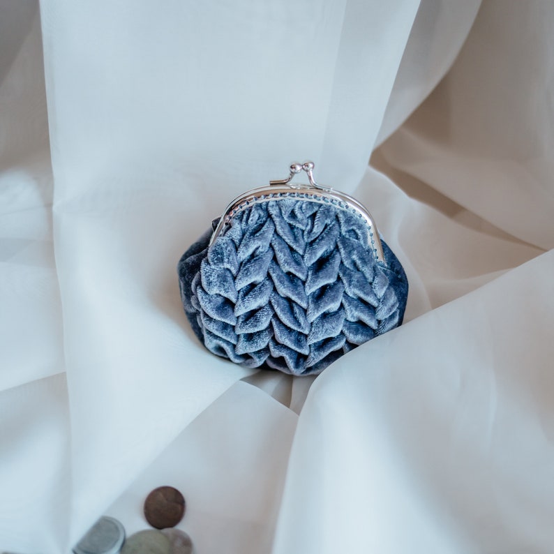 Small Coin Purse Kiss Closure