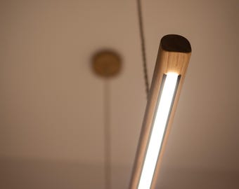 Lámpara LED lineal delgada de madera. Lámpara colgante minimalista moderna para mesa de cocina o isla. Regulación de intensidad mediante botón. Madera maciza de roble.