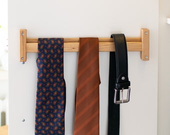 Porte-cravate et ceinture en bois pour garde-robe. Fixation par vis au mur de la porte. Économiseur d'espace pour organisateur de placard. Support moderne en bois de chêne, installation facile.