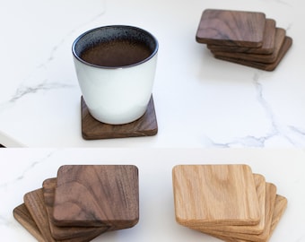 Posavasos de Madera para Vasos, Tazas o Velas. Con revestimiento impermeable natural. Madera maciza de nogal o roble, forma de diseño cuadrado. Juego de 4.