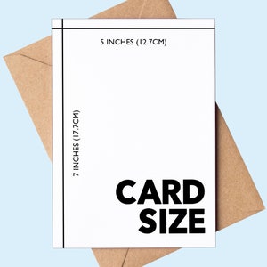 以下が含まれることがあります： 「CARD SIZE」と寸法「7 INCHES (17.7CM)」と「5 INCHES (12.7CM)」が黒文字で書かれた白いカードです。
