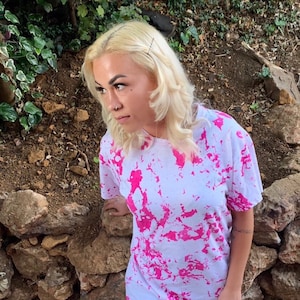 Vestido camiseta feminino com efeito mármore rosa tie-dye