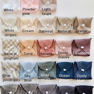 Puede incluir: Una colecci&oacute;n de 15 cuadrados de tela en varios colores y patrones, incluyendo blanco, crema, avena, natural, gris beige, arena, habana, malva polvoriento, lavanda, rayas azules finas, azul cielo, gris perla, verde oc&eacute;ano, azul polvoriento, marr&oacute;n jaspeado, gris topo, gris y carb&oacute;n.