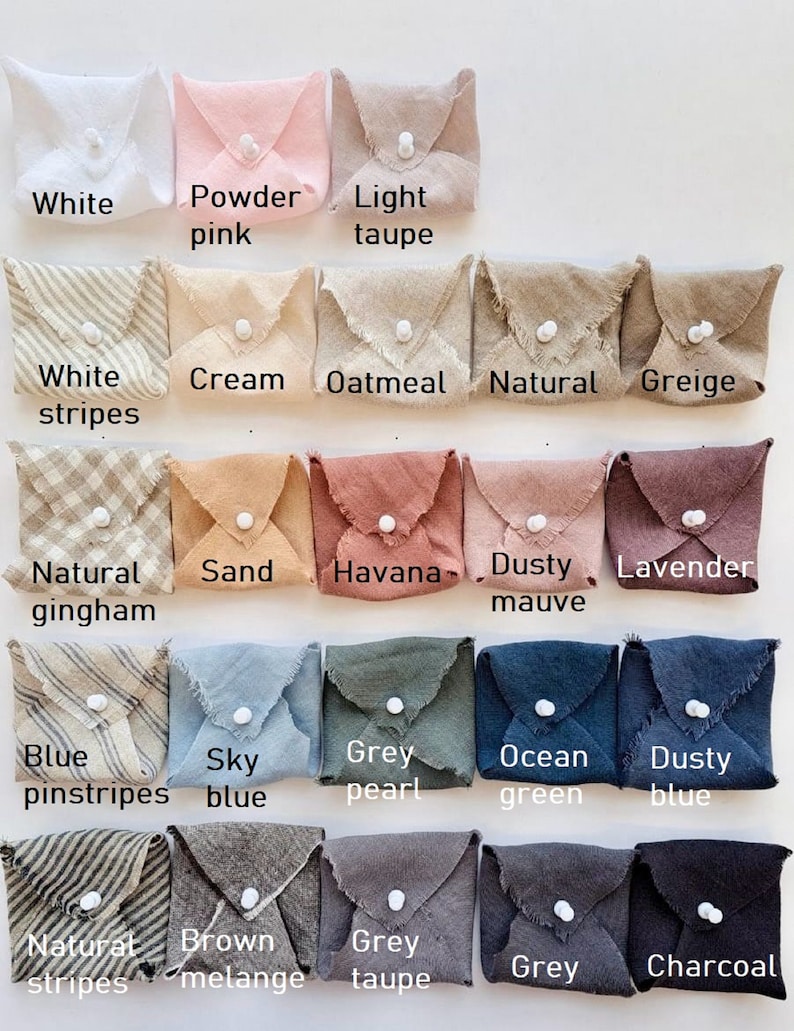 Puede incluir: Una colecci&oacute;n de 15 cuadrados de tela en varios colores y patrones, incluyendo blanco, crema, avena, natural, gris beige, arena, habana, malva polvoriento, lavanda, rayas azules finas, azul cielo, gris perla, verde oc&eacute;ano, azul polvoriento, marr&oacute;n jaspeado, gris topo, gris y carb&oacute;n.