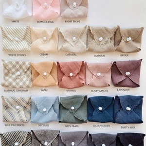 Puede incluir: Una variedad de muestras de tela en diferentes colores y patrones, incluyendo blanco, rosa polvo, topo claro, rayas blancas, crema, avena, natural, gris beige, vichy natural, arena, habana, malva polvoriento, lavanda, azul a rayas finas, azul cielo, gris perla, verde oc&eacute;ano, azul polvoriento, rayas naturales, mezcla marr&oacute;n, gris topo, gris y carb&oacute;n.