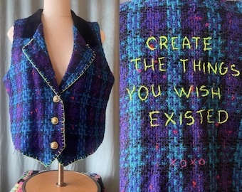 Chaleco de punto reciclado vintage de los años 80 con detalle de hilo neón (talla L): pieza única, hecha a mano.