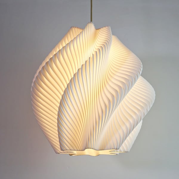Luz escultural con pantalla de onda espiral blanca