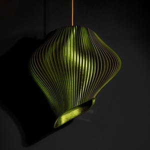 Grote bosgroene hanglamp – Op maat gemaakte designplafondarmatuur, sculpturale statementverlichting (b 50 x h 50 cm)