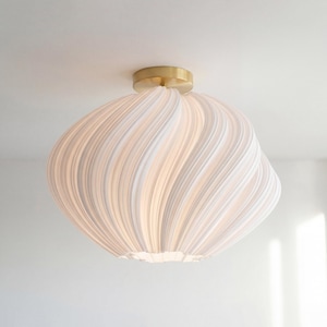 Könnte beinhalten: Rustikales Holzschild mit dem Text "Welcome to our home" in weißer Schrift. Das Schild hat eine Used-Optik und ein schlichtes, einladendes Design, perfekt für den Eingangsbereich.