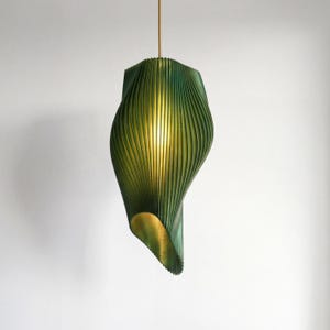 Skogsgrön vågformad pendellampa: Skulpturell och iögonfallande taklampa, 46 cm
