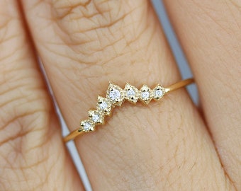 Fede nuziale in oro 18k con diamanti a zig zag: delicato anello a corona