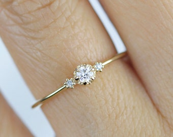 zarter Verlobungsring, Diamant mit drei Steinen, einzigartige Verlobungsring, Diamanten, minimalistischer Verlobungsring | R 319BT