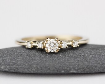 Bague de fiançailles délicate en or 18 carats et diamants : bague empilable minimaliste