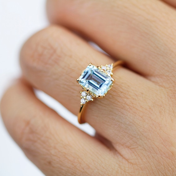 Superbe bague en filigrane avec diamants et topaze bleue - En vente sur