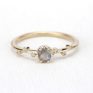 18k Gold Labradorite Engagement Ring: Diamond Cluster Petal Setting