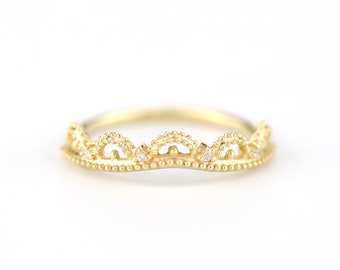 Alianza de boda de diamantes con filigrana: Anillo de oro de 18 quilates estilo antiguo con detalles milgrain.