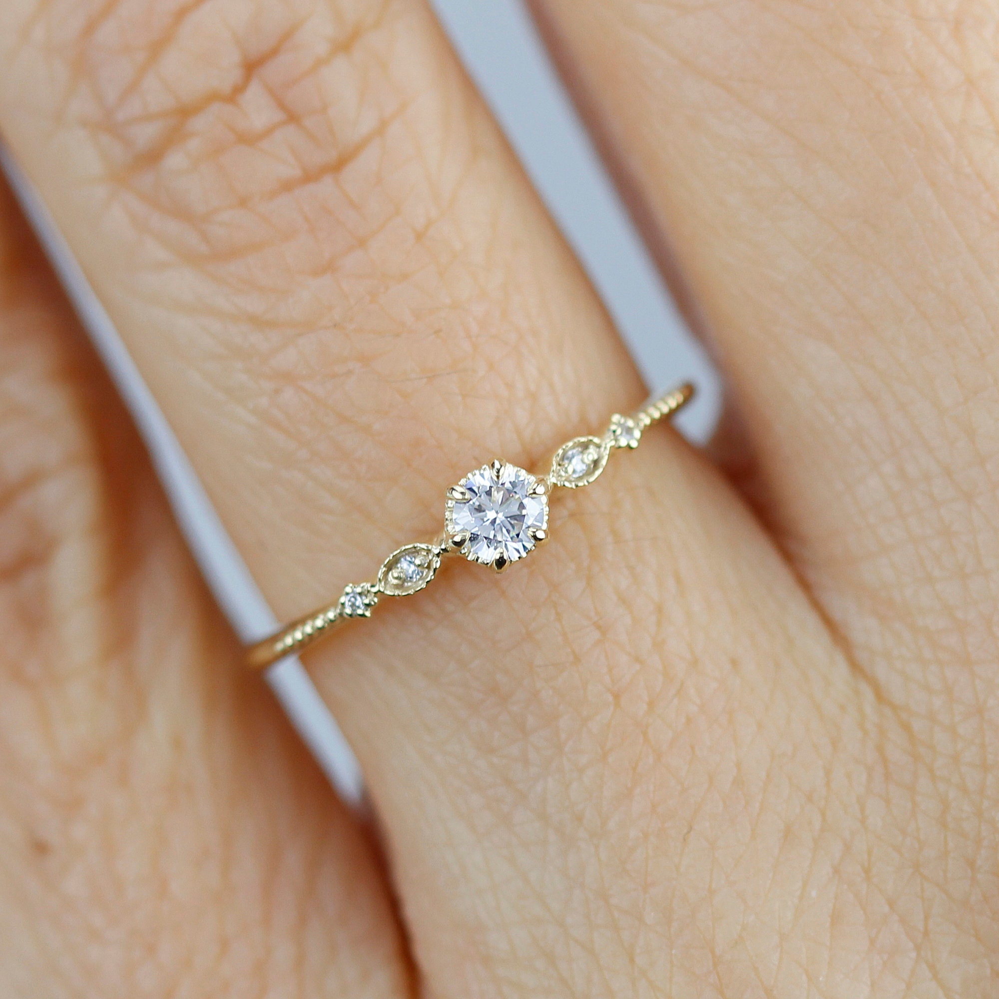 What makes simple engagement rings popular? - BAUNAT