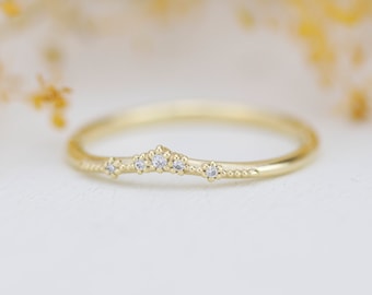 Fede nuziale curva in oro 18k con diamanti: anello in pizzo unico