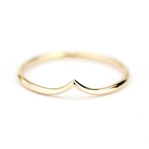 Delicate 18K Gold Chevron Ring: Delicate V Wedding Band