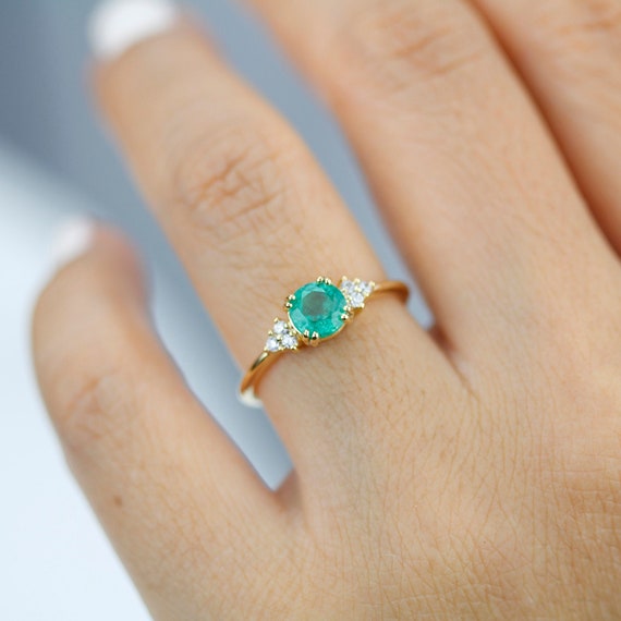 Anillo de compromiso con esmeralda significado hotsell