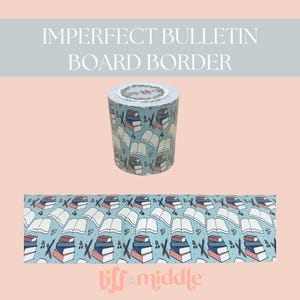 Puede incluir: Un rollo de borde de tablón de anuncios con un patrón repetido de libros, lápices y libros abiertos sobre un fondo verde azulado. El texto "IMPERFECT BULLETIN BOARD BORDER" está en la parte superior. La marca "tiff in the middle" está en la parte inferior.