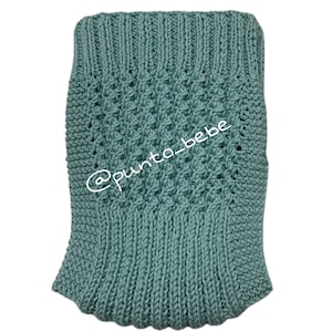 Puede incluir: Una manta de bebé de punto azul turquesa con un patrón de diamante. La manta tiene un punto texturizado y está hecha de hilo suave. La manta es perfecta para un regalo de baby shower o para un bebé recién nacido.