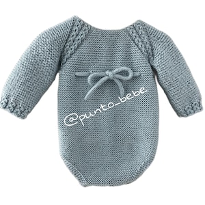 Puede incluir: Un pelele de bebé de punto azul claro con mangas largas y un lazo en la espalda. El pelele tiene un patrón de punto texturizado y un logotipo de @punto_bebe.