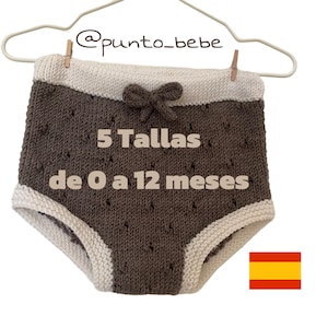 Puede incluir: Braguita de bebé de punto marrón y blanco con un lazo en la parte delantera. La braguita está disponible en 5 tallas de 0 a 12 meses. El texto "5 Tallas de 0 a 12 meses" está escrito en la braguita.