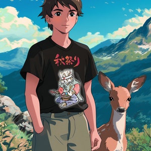 Puede incluir: Un joven con una camiseta negra con un dise&ntilde;o de caracteres japoneses y un ciervo de pie a su lado. La camiseta presenta un personaje de dibujos animados sosteniendo palillos y un taz&oacute;n de comida. El fondo es un cielo azul con nubes blancas y monta&ntilde;as verdes.