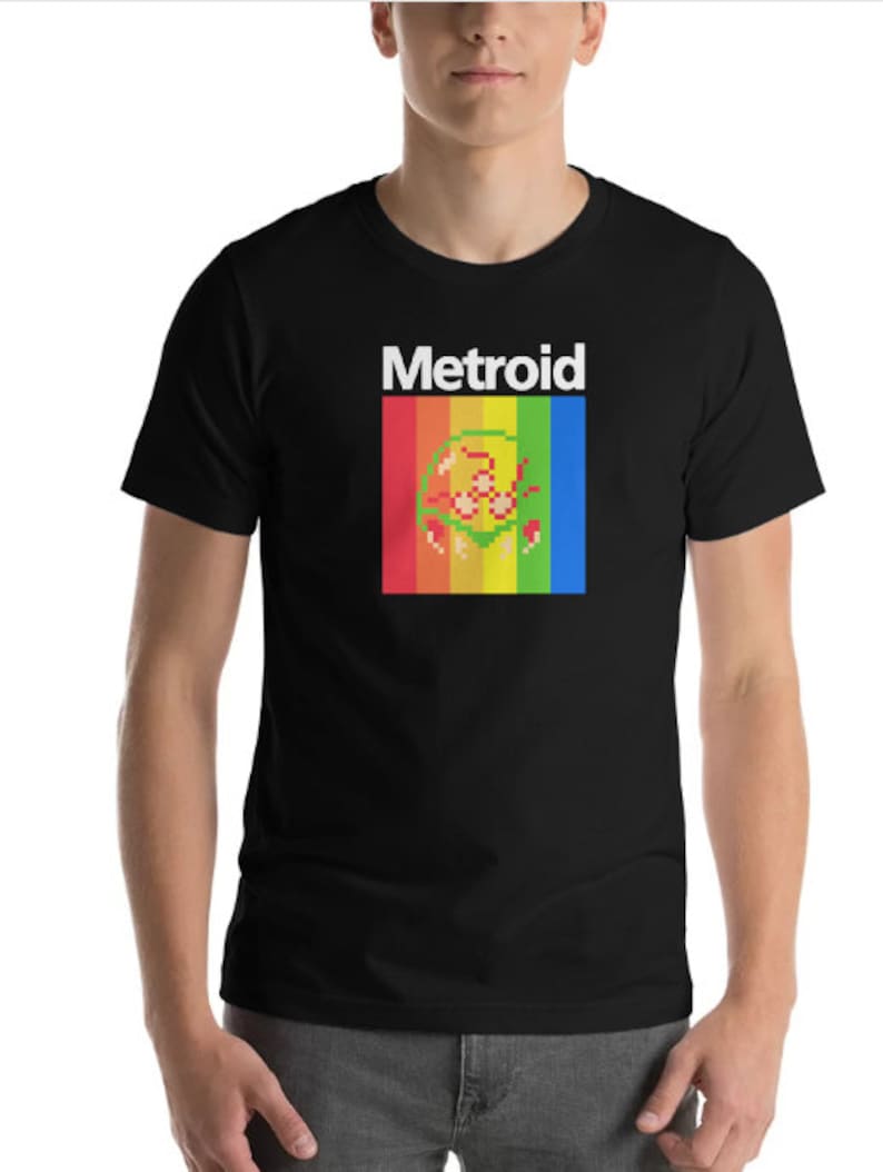 K&ouml;nnte beinhalten: Schwarzes T-Shirt mit einem regenbogenfarbenen Grafik des Metroid-Logos und dem Wort "Metroid" in Wei&szlig;.