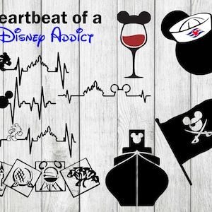 Może przedstawiać: Czarno-białe sylwetki przedstawiające Myszki Miki, flagę piracką, statek, kieliszek wina i zamek. Na górze obrazu widnieje tekst "Heartbeat of a Disney Addict".
