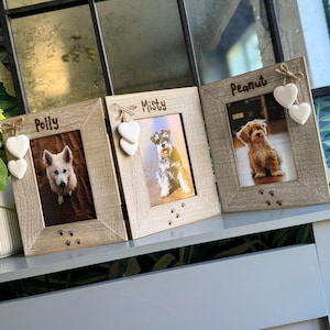 Triple Dog or Cat Wooden Photo Frame - Personalised Driftwood Picture Frame for Three Pets, Engraved Names with Paw Prints / 6x4" Photos
