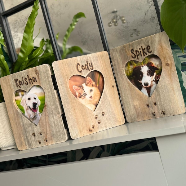 Marco de fotos triple de madera para perro o gato: marco de fotos personalizado de madera flotante con tres recortes en forma de corazón, nombres grabados y huellas de patas.