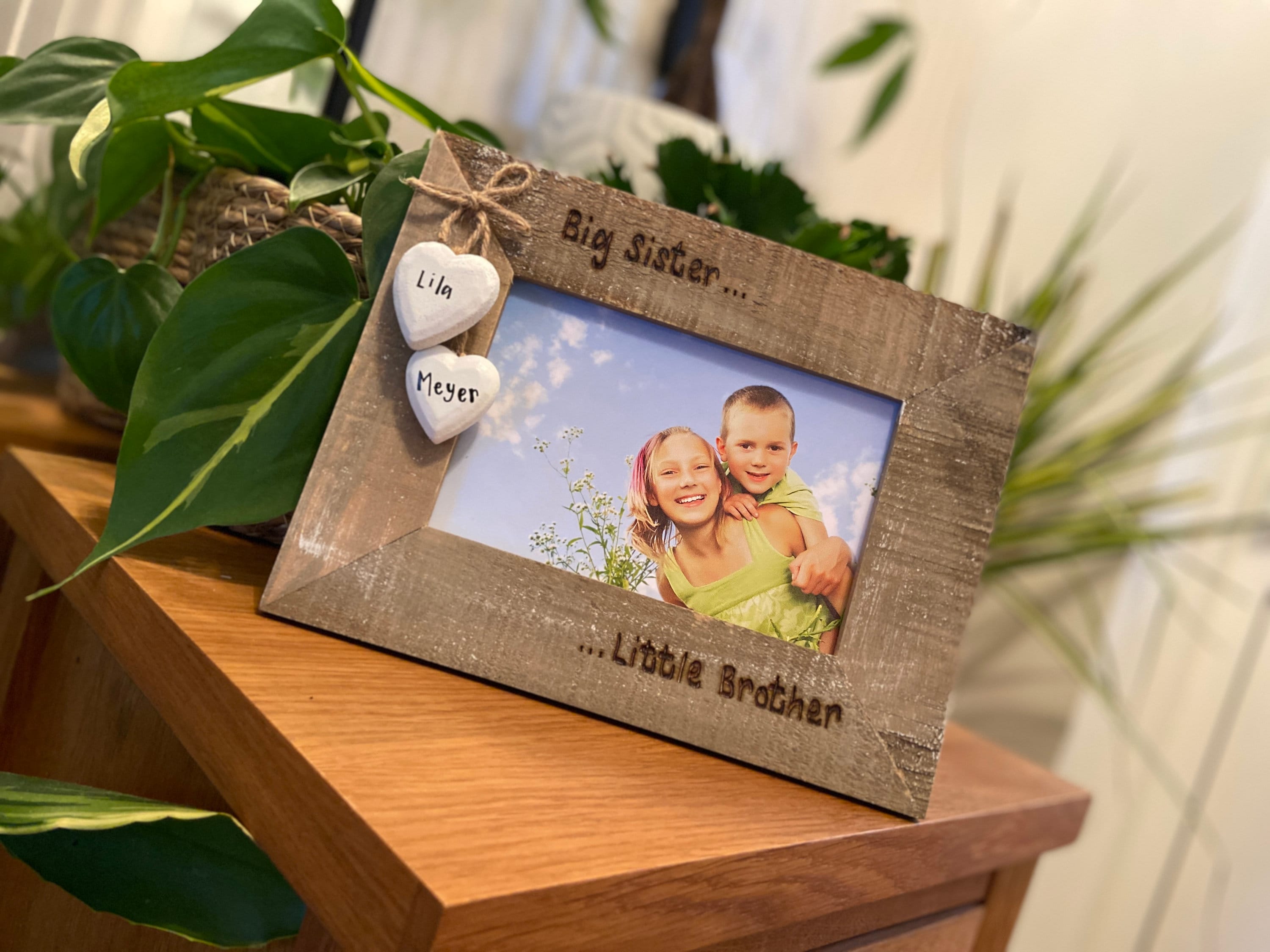 Cadre photo grande soeur petit frère | Cadre photo personnalisé en bois flotté de 6 x 4 po. | Nouveau bébé, frère et sœur | Cadeau sur mesure gravé à la main, papa et maman