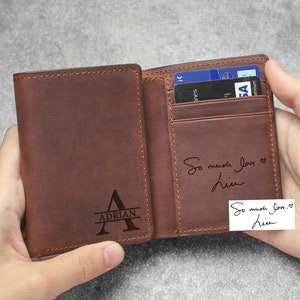 Cartera de tres pliegues para hombre, regalo para él, cartera con escritura a mano para hombre, carteras de tres pliegues, cartera de cuero grabada, cartera para él