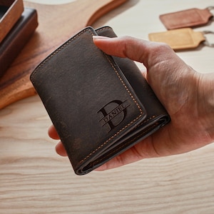 Billetera personalizada para él, billetera de cuero personalizada para esposo, regalo personalizado para él, billetera triple para hombre, billetera grabada para hombre